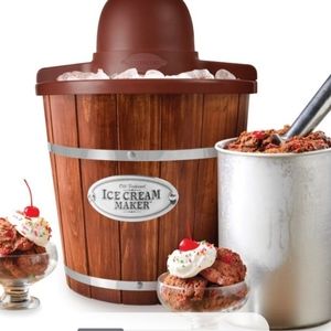 Nostalgia 4qrt wooden  ice cream machine